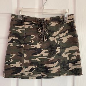 Forever 21 camo mini skirt, size M